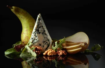 Salát s hruškou, gorgonzolou a karamelizovanými vlašskými ořechy