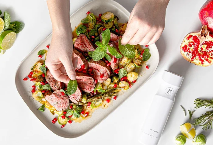 Sous-vide hovězí filátko s pikantní růžičkovou kapustou a granátovými semínky – jako v michelinské r