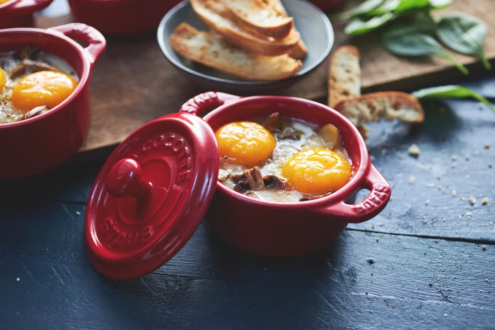 Pečená jemná vejce v Mini Cocotte