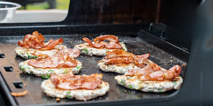 Šťavnaté krůtí burgery na grilu s křenovým dipem